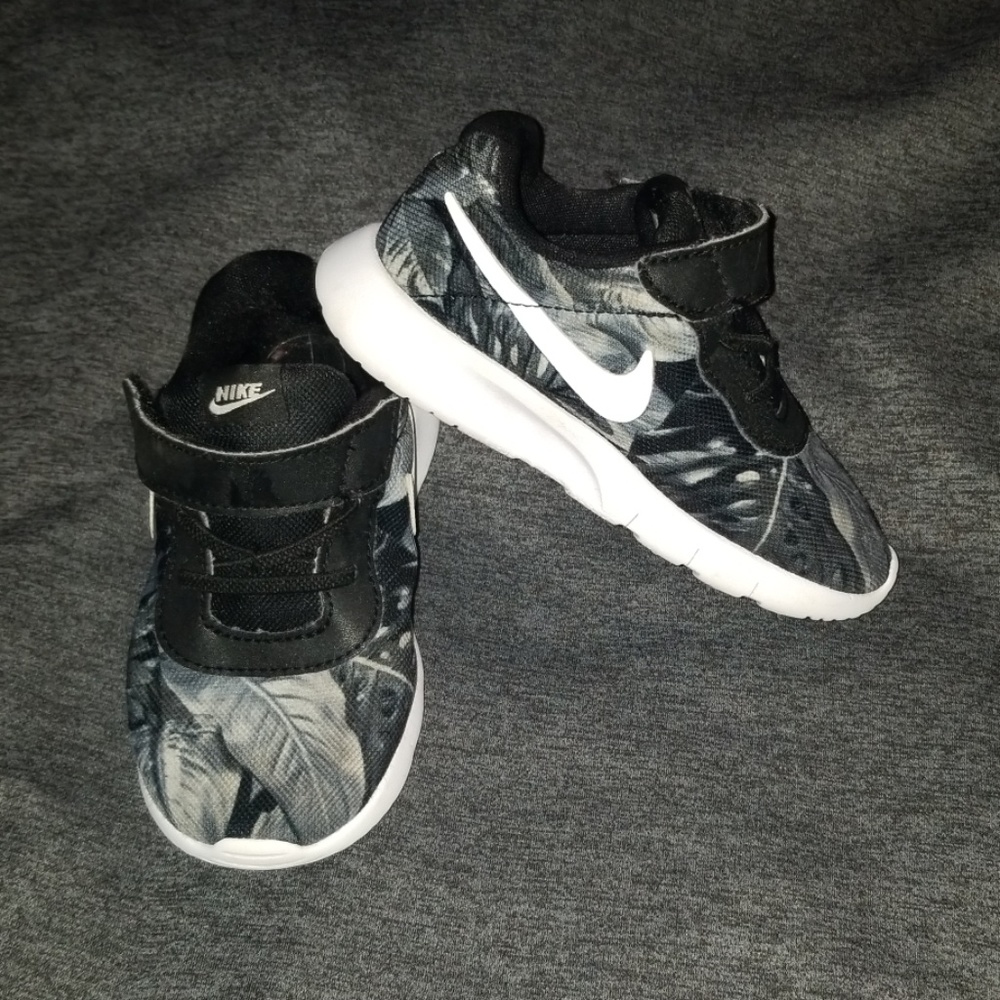 Nike toddler shoes size 7c